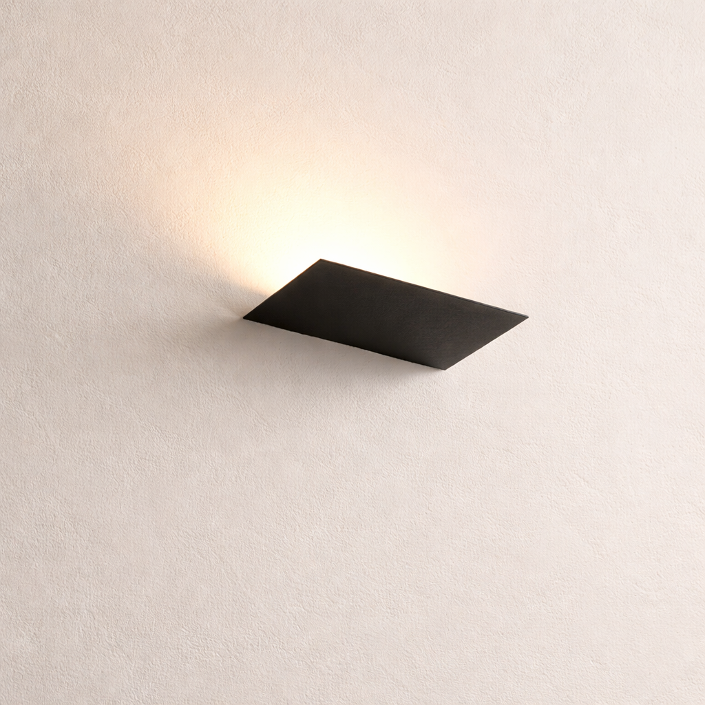 Maia 01, luminaria Tyrval sobre pared cálida neutra