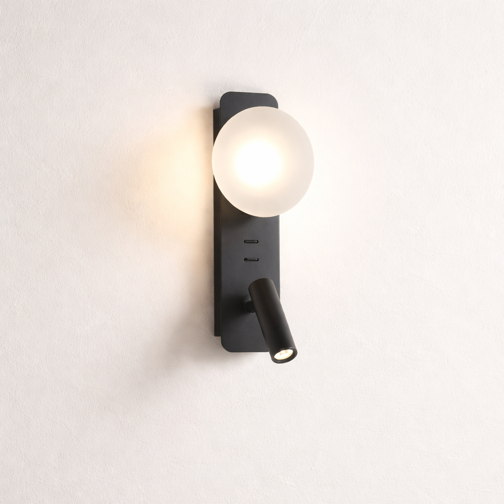 Mara Duo 449, luminaria Tyrval sobre pared cálida neutra
