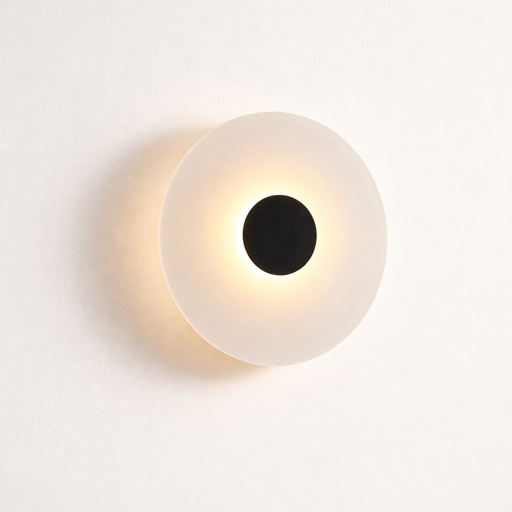 Amara 01 — aplique Tyrval sobre pared blanco cálido