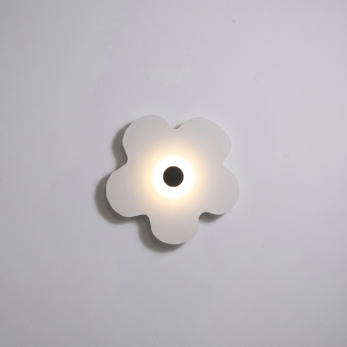 Olia 01, luminaria Tyrval sobre fondo blanco