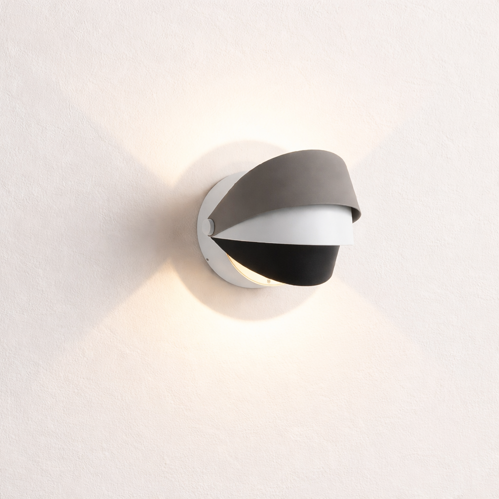 Luma 02, luminaria Tyrval sobre pared cálida neutra