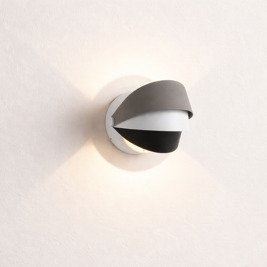 Luma 02, luminaria Tyrval sobre pared cálida neutra