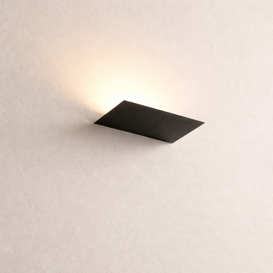 Maia 01, luminaria Tyrval sobre pared cálida neutra