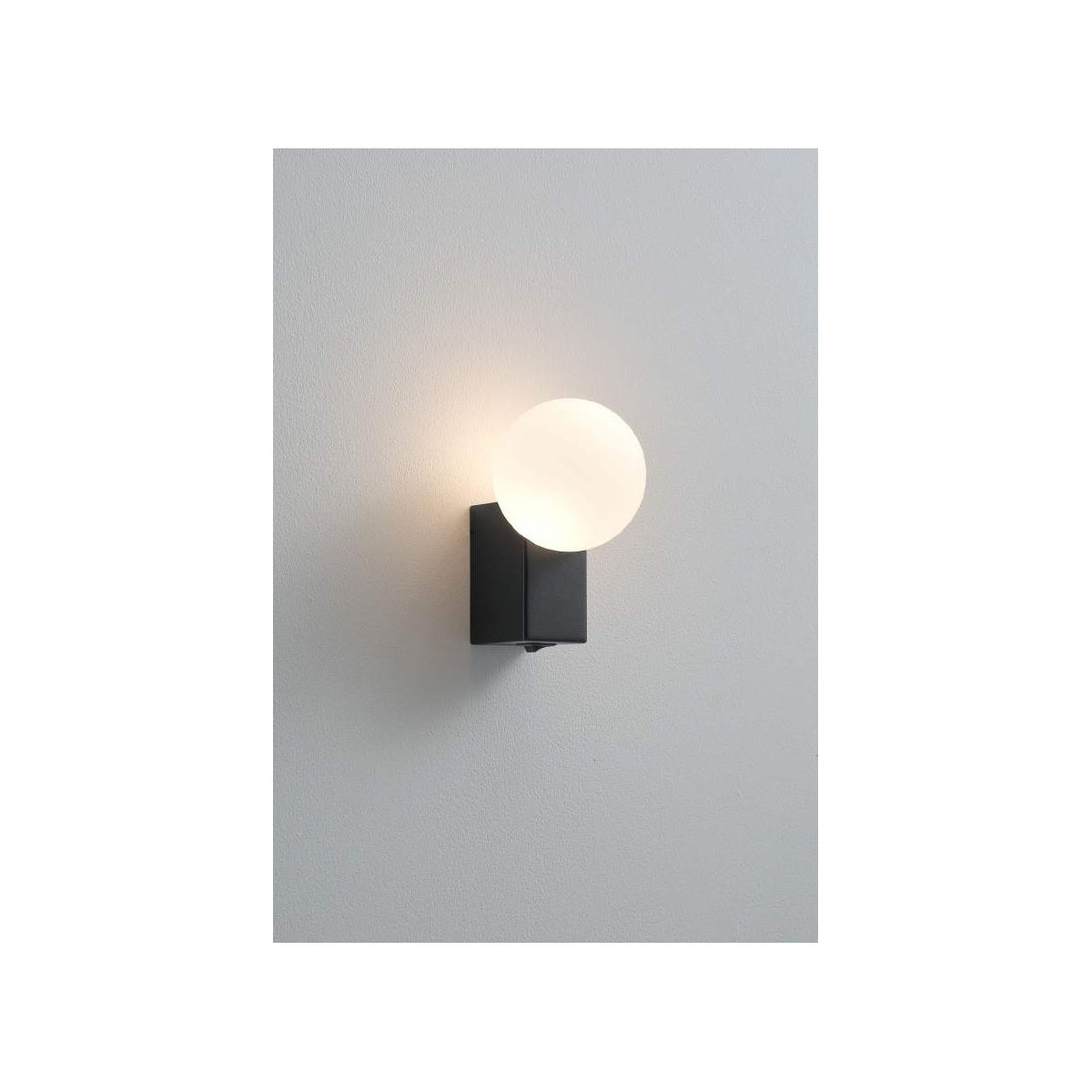 Jara 01, luminaria Tyrval sobre fondo neutro claro